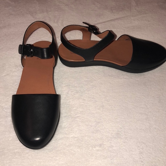 fitflop closed toe sandals